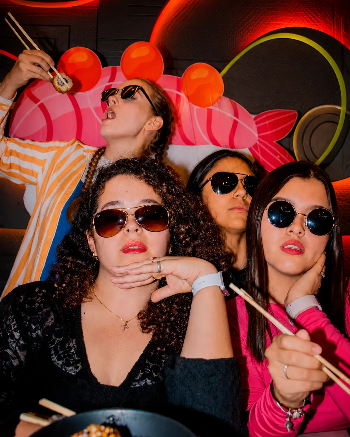 Amigas disfrutando sushi y la experiencia Sushi N Gone
