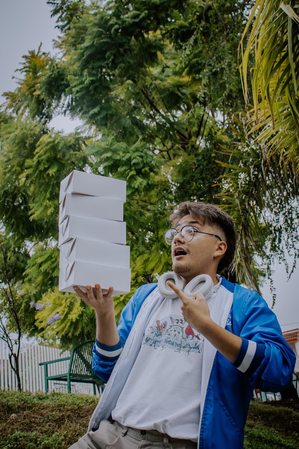 Hombre sosteniendo cajas de sushi para llevar en Sushi And Gone en Monterrey